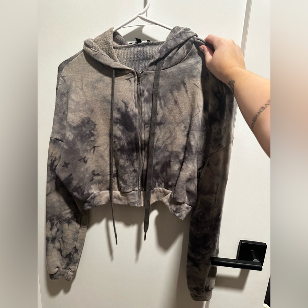 ❤️3 for $12❤️ 
Cropped jacket